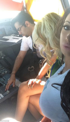 Phi công thác loạn cùng người mẫu trong buồng lái ảnh 1