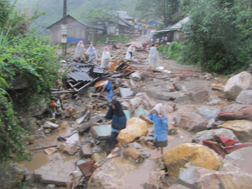 Quang cảnh tan hoang sau lũ