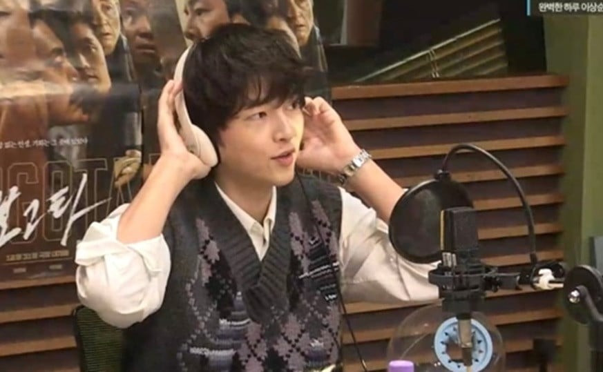 Phút tưởng nhớ đàn anh quá cố khiến Song Joong Ki bị chỉ trích.