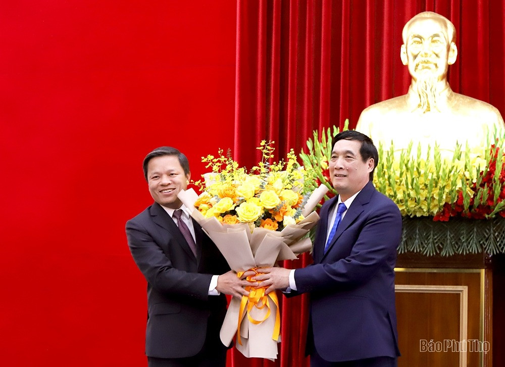 Bí thư Tỉnh ủy Phú Thọ Bùi Minh Châu tặng hoa chúc mừng đồng chí Phan Trọng Tấn. Ảnh: Báo Phú Thọ.