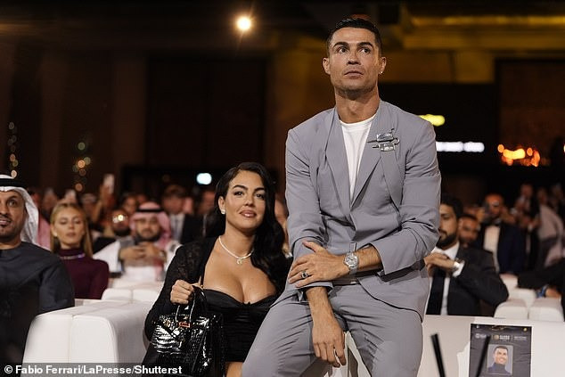 Ronaldo cùng Rodriguez tham dự lễ trao giải Globe Soccer. Ảnh: Shutterstock. Ronaldo cùng Rodriguez tham dự lễ trao giải Globe Soccer. Ảnh: Shutterstock.