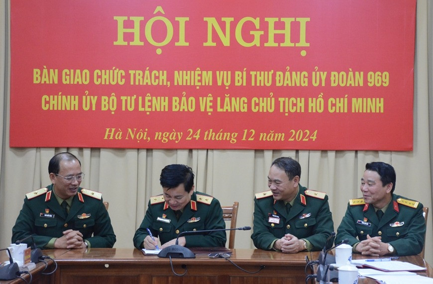Bàn giao chức trách, nhiệm vụ Bí thư Đảng ủy Đoàn 969, Chính ủy Bộ tư lệnh Bảo vệ Lăng Chủ tịch Hồ Chí Minh. Ảnh: QĐND.