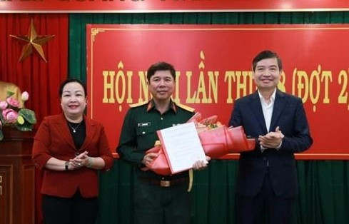 Thường trực Tỉnh ủy Phú Yên trao Quyết định của Ban Bí thư Trung ương Đảng cho Đại tá Cao Văn Mười.