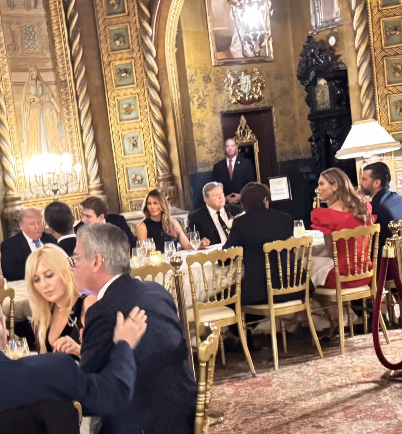 Cậu cả Don Jr. và bạn gái tham dự bữa ăn thân mật do ông Trump tổ chức ngày 25/12. Ảnh: X.