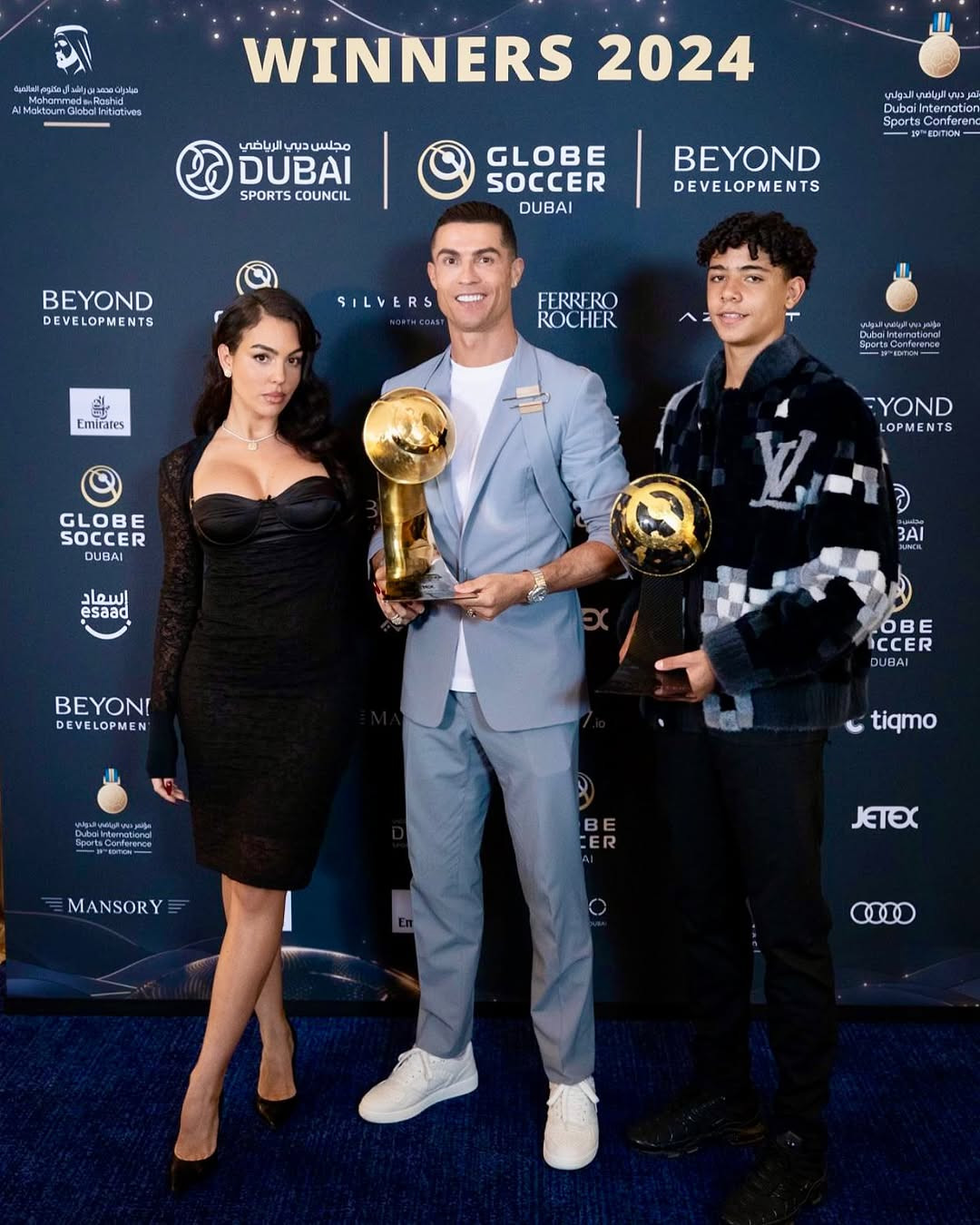 Ronaldo đăng ảnh chụp cùng Rodriguez và con trai trên Instagram, kèm chú thích: "Một đêm đặc biệt với gia đình". Ảnh: IG. Ronaldo đăng ảnh chụp cùng Rodriguez và con trai trên Instagram, kèm chú thích: "Một đêm đặc biệt với gia đình". Ảnh: IG.