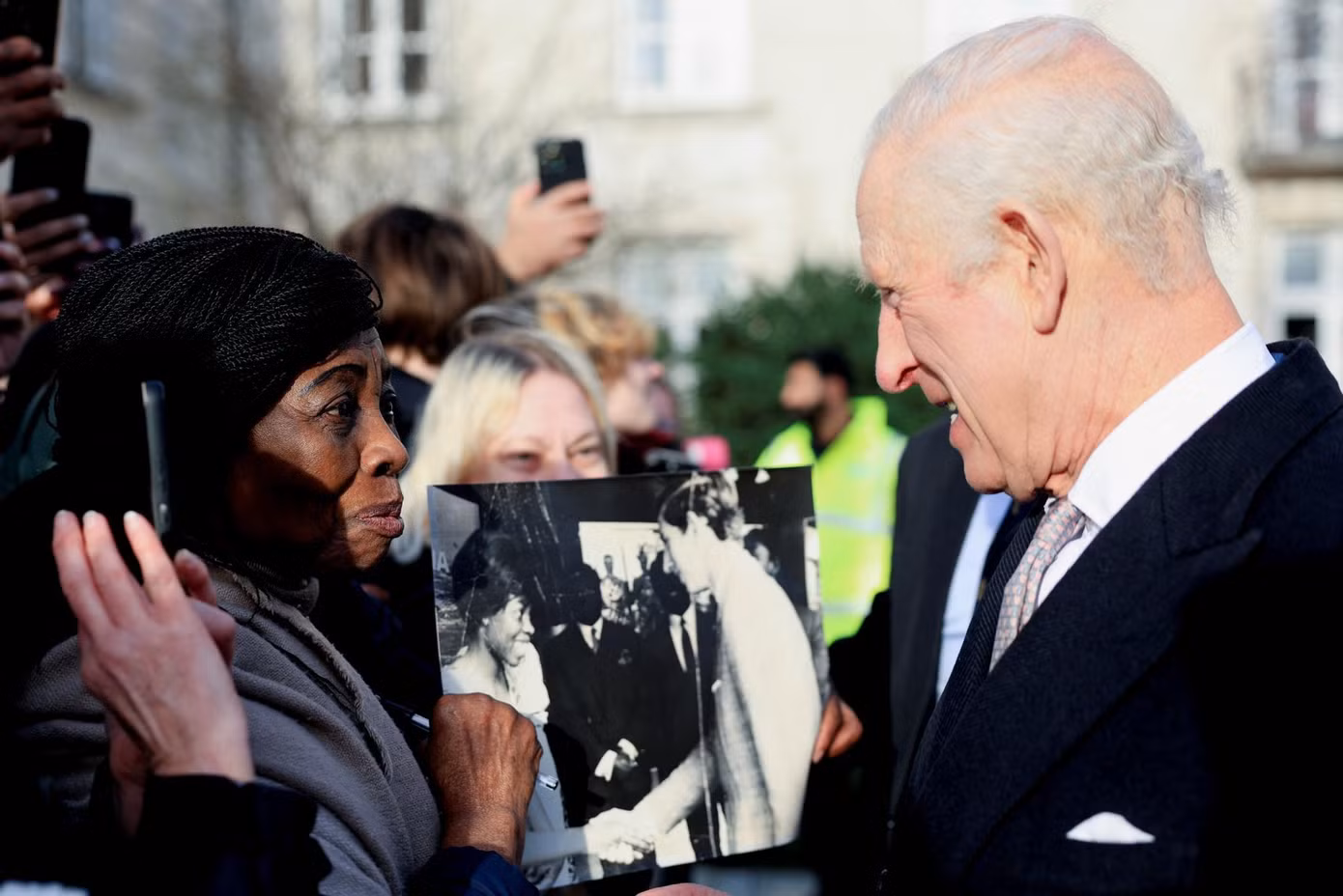 Vua Charles giao lưu với người dân bên ngoài Tòa thị chính Waltham Forest ở London, Anh, ngày 20/12. Ảnh: Reuters.