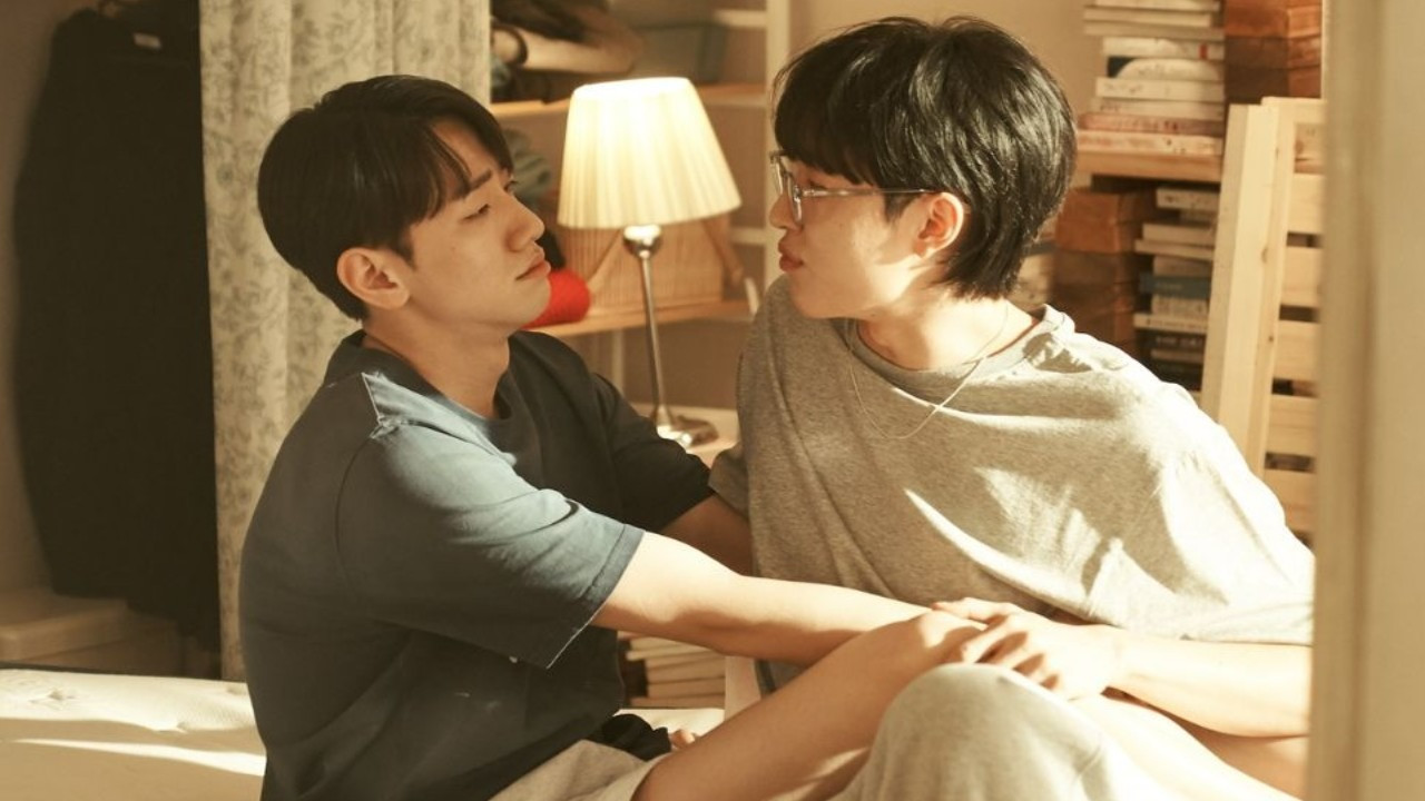 Love in the Big City là câu chuyện cảm động về hành trình học cách sống và yêu của chàng trai đồng tính trong xã hội không chào đón anh.