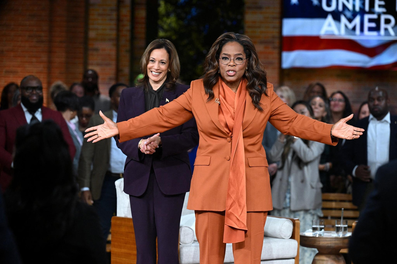 Bà Winfrey và Phó Tổng thống Mỹ trong sự kiện Unite for America. Ảnh: Getty Images.