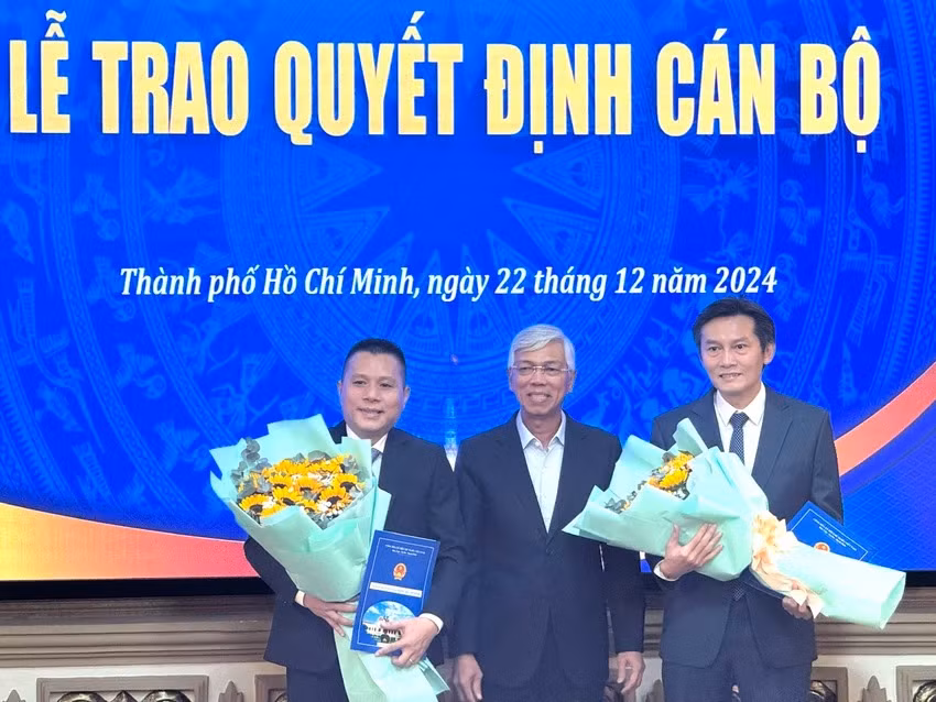Phó Chủ tịch UBND TP HCM Võ Văn Hoan trao quyết định cán bộ. Ảnh: PLO.