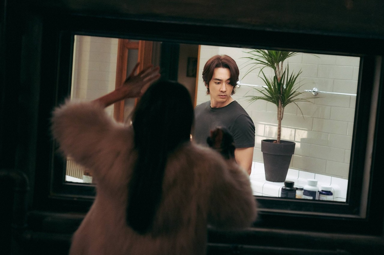 Hidden Face lập kỷ lục phòng vé cho dòng phim 19+ của Hàn Quốc. Hidden Face lập kỷ lục phòng vé cho dòng phim 19+ của Hàn Quốc.