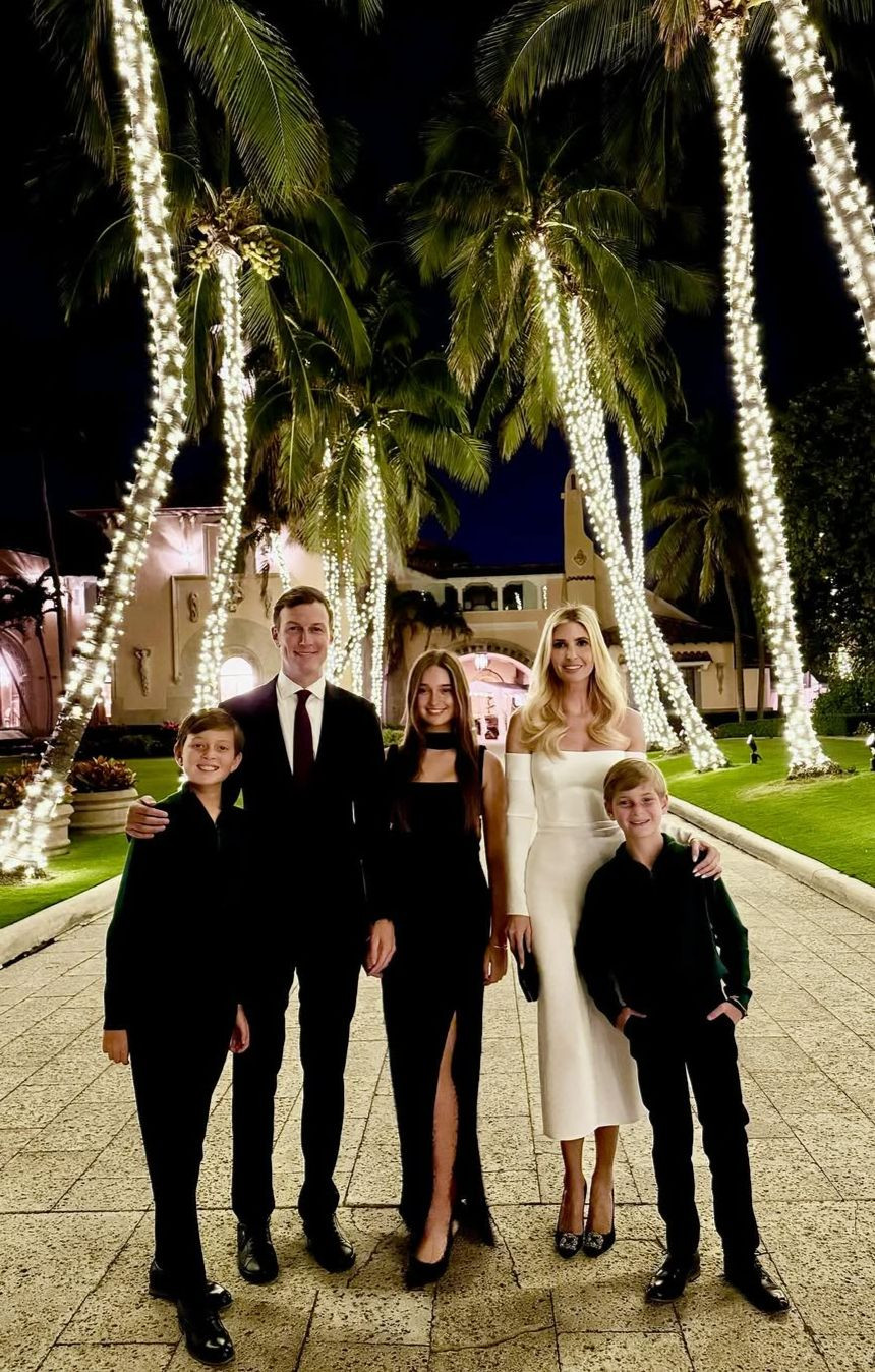 Ivanka Trump thay 2 bộ váy trong bữa tiệc Giáng sinh tại Mar-a-Lago. Ảnh: IG.