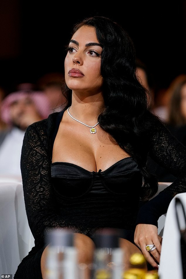 Georgina khoe hình thể quyến rũ tại sự kiện. Ảnh: AP. Georgina khoe hình thể quyến rũ tại sự kiện. Ảnh: AP.