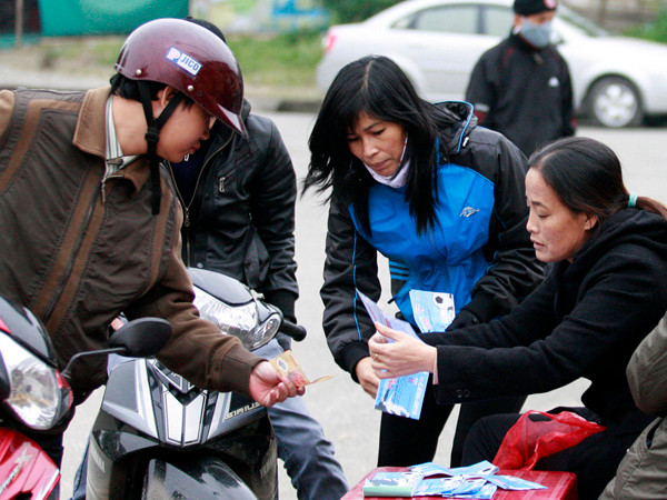 Ngoài sân, thị trường vé cho trận Siêu Cúp bắt đầu tấp nập 