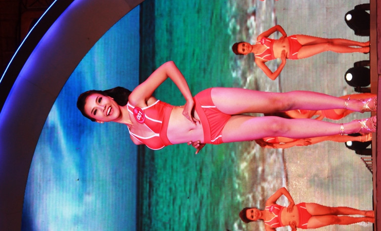 Các thí sinh trong phần thi trang phục áo tắm