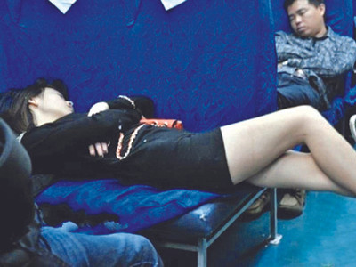 Mệt mỏi tàu xe. Ảnh: Sohu Travel