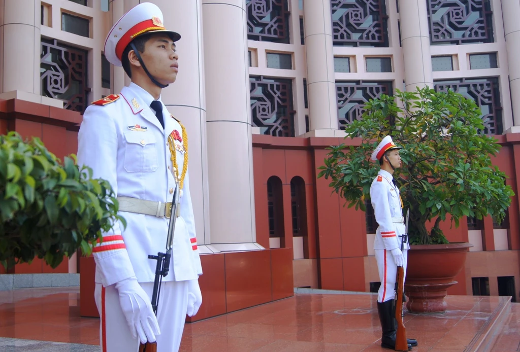 Chiến sĩ cảnh vệ thuộc Lữ đoàn 144 (hay còn gọi là “Đoàn cận vệ thép”) của Bộ Tổng tham mưu gác bên ngoài hội trường, nơi hai Đại tướng tiến hành hội đàm