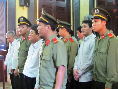 Các bị cáo tại phiên tòa sơ thẩm lần 2