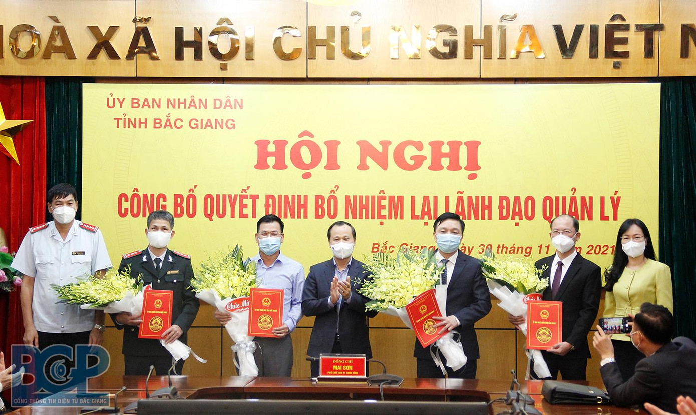 Ông Mai Sơn - Phó chủ tịch Thường trực UBND tỉnh Bắc Giang (giữa) trao quyết định bổ nhiệm lại cho các lãnh đạo sở, ngành Ông Mai Sơn - Phó chủ tịch Thường trực UBND tỉnh Bắc Giang (giữa) trao quyết định bổ nhiệm lại cho các lãnh đạo sở, ngành