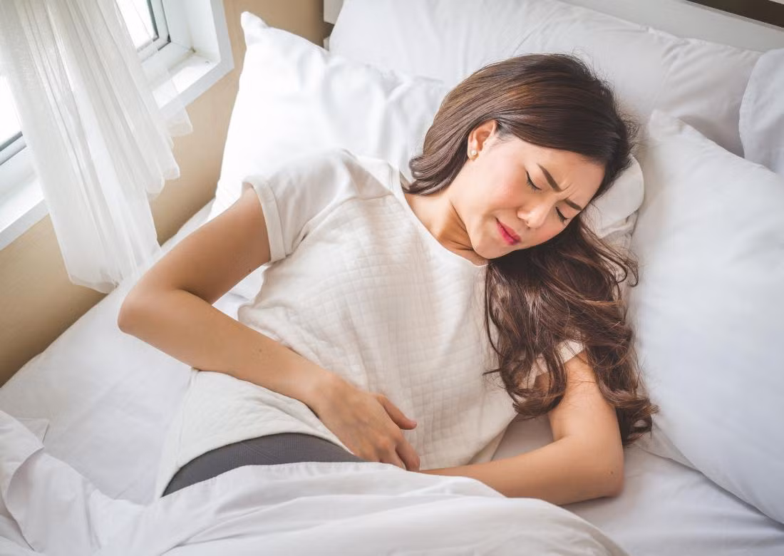 Khác với phụ nữ trẻ tuổi thường có biểu hiện NTTN rầm rộ như tiểu buốt, tiểu rắt dữ dội, ở phụ nữ tiền mãn kinh, các triệu chứng có thể âm thầm và dễ bị che lấp bởi những rối loạn khác của giai đoạn này. Ảnh minh họa: Internet