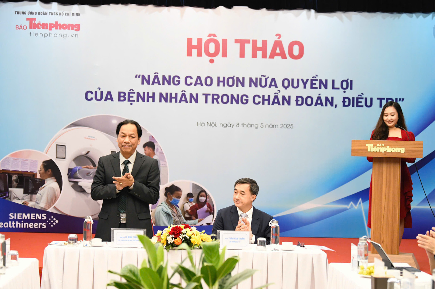 GS.TS Trần Văn Thuấn, Thứ trưởng Bộ Y tế, Chủ tịch Hội đồng Y khoa Quốc gia (phải) và Nhà báo Lê Minh Toản, Phó Tổng biên tập Báo Tiền Phong chủ trì hội thảo. Ảnh: Trọng Tài