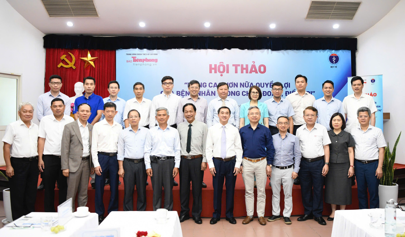 Các đại biểu tham dự Hội thảo chụp ảnh lưu niệm cùng lãnh đạo Bộ Y tế và Phó Tổng Biên tập Báo Tiền Phong