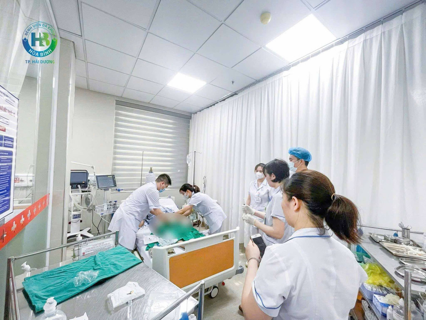 Các BS Bệnh viện đa khoa Hòa Bình (Hải Dương) đang nỗ lực cấp cứu cho bệnh nhi đuối nước. Ảnh: Bệnh viện đa khoa Hòa Bình Các BS Bệnh viện đa khoa Hòa Bình (Hải Dương) đang nỗ lực cấp cứu cho bệnh nhi đuối nước. Ảnh: Bệnh viện đa khoa Hòa Bình