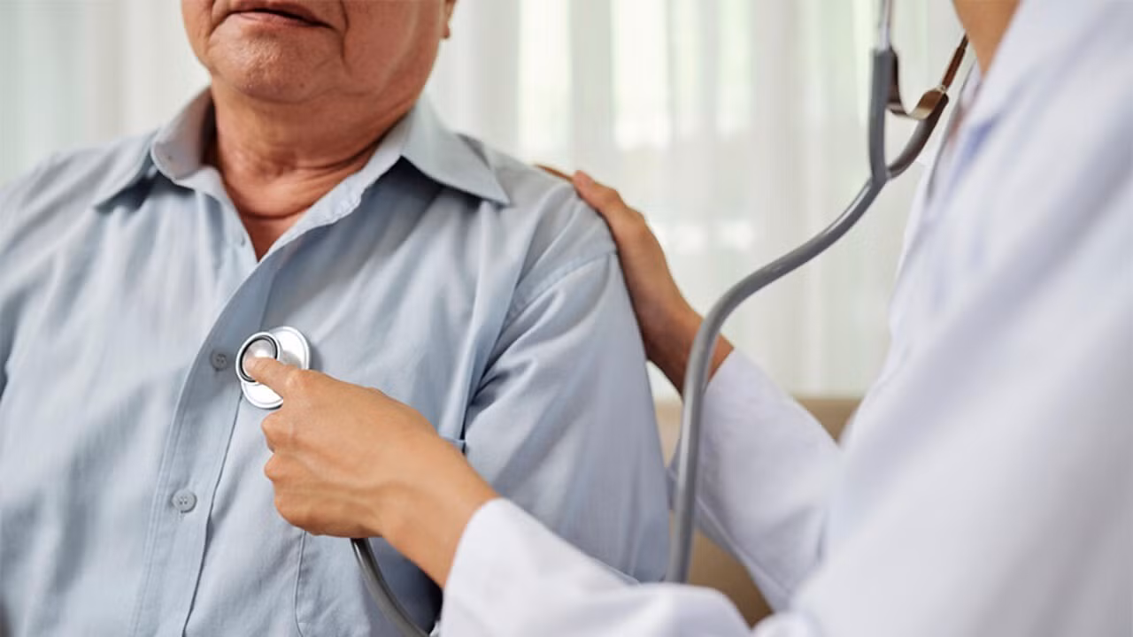 Cúm mùa có thể làm nặng lên các triệu chứng ở bệnh nhân suy tim và làm tăng nguy cơ các biến chứng tim mạch ở cả người khỏe mạnh và bệnh nhân có bệnh nền tim mạch. Ảnh minh họa: Internet Cúm mùa có thể làm nặng lên các triệu chứng ở bệnh nhân suy tim và làm tăng nguy cơ các biến chứng tim mạch ở cả người khỏe mạnh và bệnh nhân có bệnh nền tim mạch. Ảnh minh họa: Internet