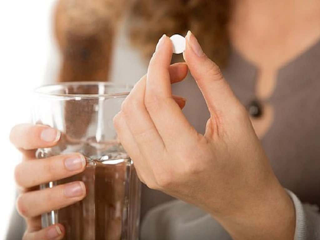 Vô tư mua thuốc giảm đau uống không theo chỉ định của bác sĩ khiến nhiều người tự 'phá hỏng' gan của mình. Ảnh minh hoạ: Internet Vô tư mua thuốc giảm đau uống không theo chỉ định của bác sĩ khiến nhiều người tự 'phá hỏng' gan của mình. Ảnh minh hoạ: Internet