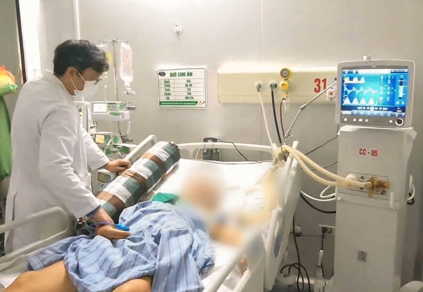 Bệnh nhân tổn thương gan nghiêm trọng do tự ý dùng thuốc giảm đau không theo chỉ định của bác sĩ. Ảnh: Bệnh viện Bệnh Nhiệt đới Trung ương Bệnh nhân tổn thương gan nghiêm trọng do tự ý dùng thuốc giảm đau không theo chỉ định của bác sĩ. Ảnh: Bệnh viện Bệnh Nhiệt đới Trung ương