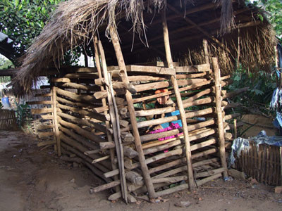 Chị Thào Thị Dung bị nhốt trong chiếc cũi - Ảnh: Minh Tín