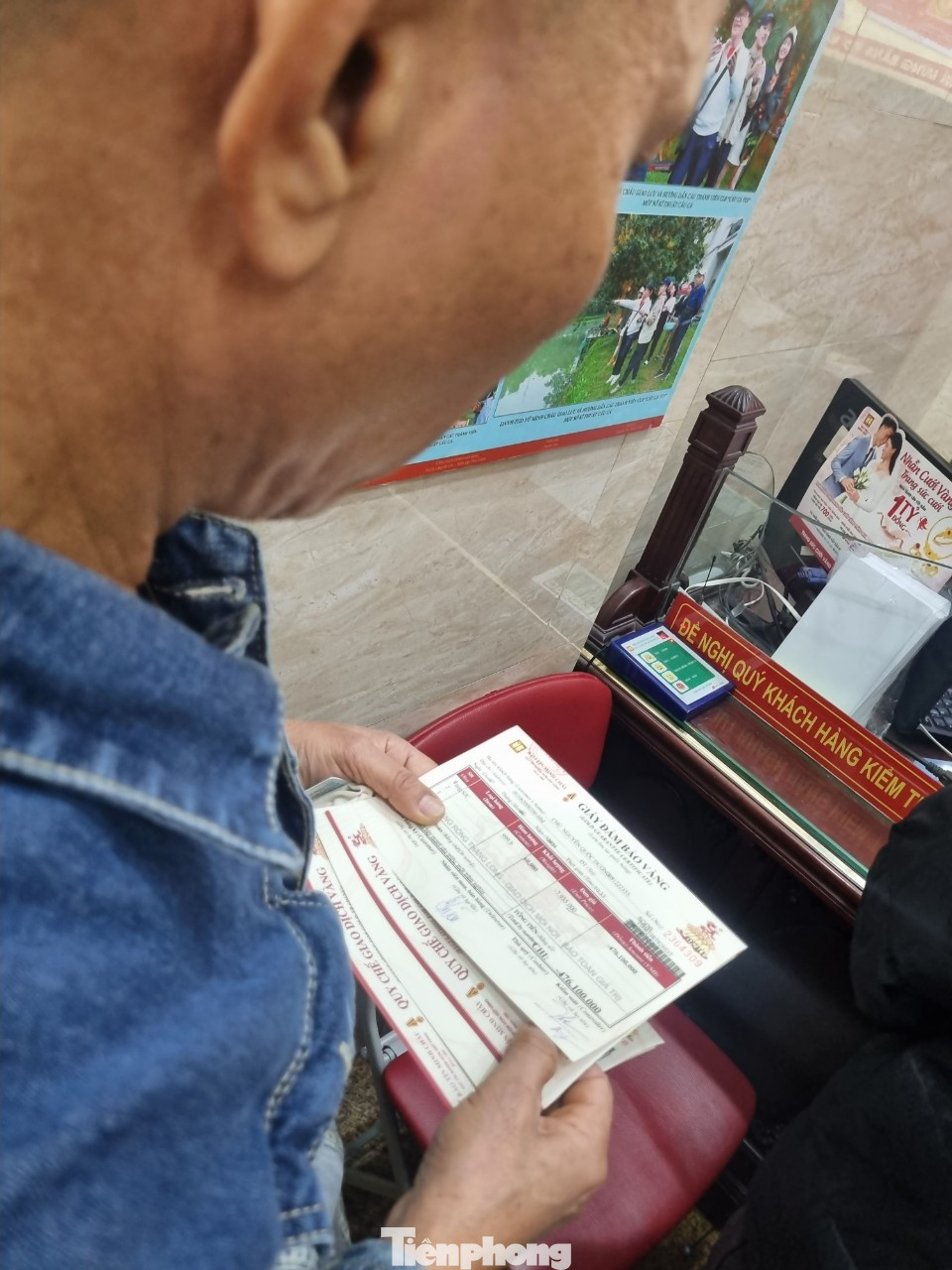 Anh Nguyễn Quốc Dương (Thanh Xuân, Hà Nội) mua 7 lượng vàng nhẫn với giá gần nửa tỷ đồng được hẹn lấy vàng sau (ảnh: Ngọc Mai). Anh Nguyễn Quốc Dương (Thanh Xuân, Hà Nội) mua 7 lượng vàng nhẫn với giá gần nửa tỷ đồng được hẹn lấy vàng sau (ảnh: Ngọc Mai).