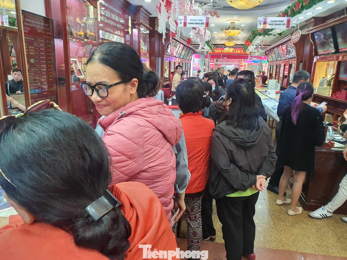Người dân xếp hàng "chốt lời" sáng 12/3. Người dân xếp hàng "chốt lời" sáng 12/3.