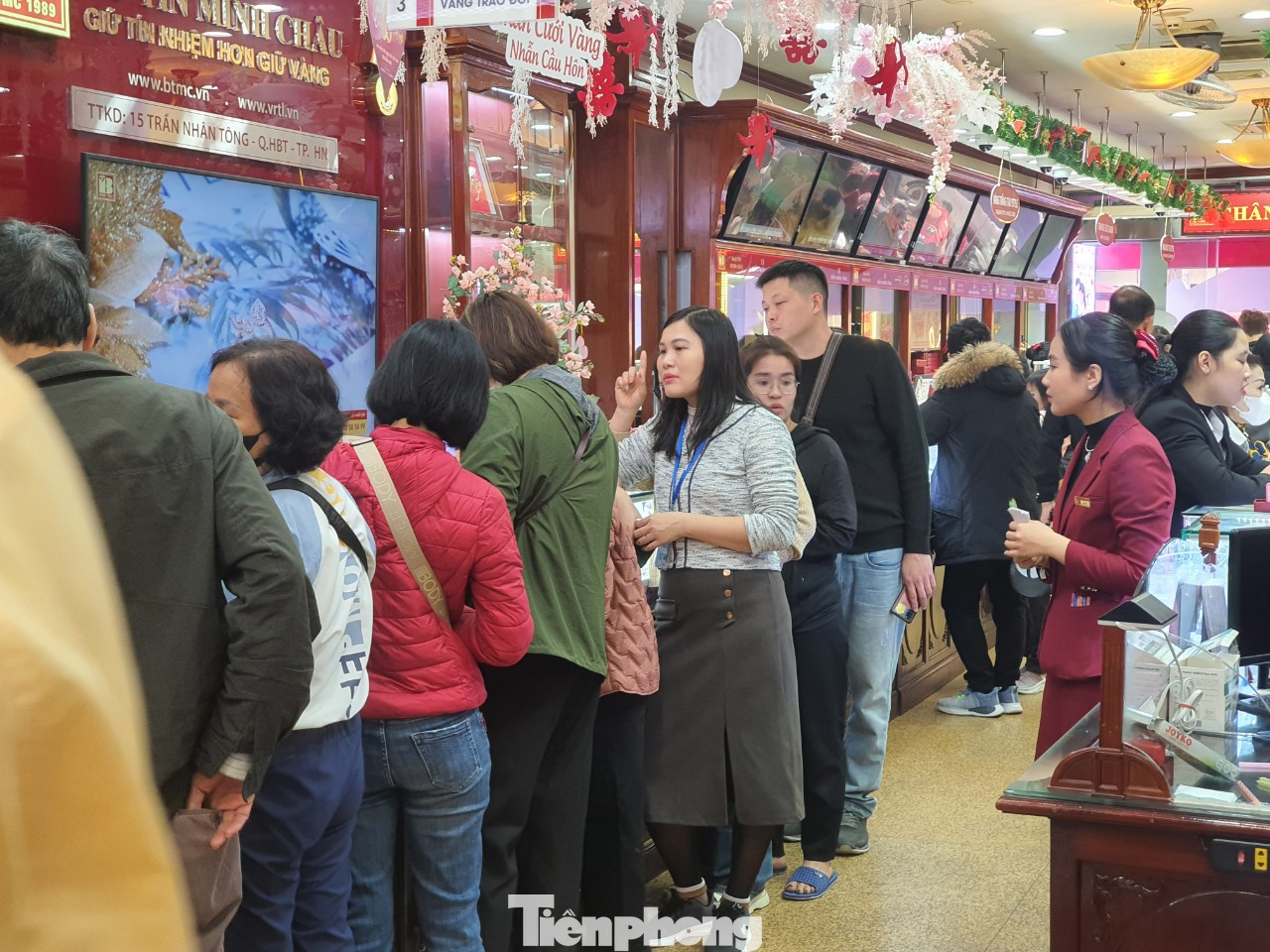 Giá vàng miếng, nhẫn giảm mạnh trước sự ngỡ ngàng của nhiều nhà đầu tư.