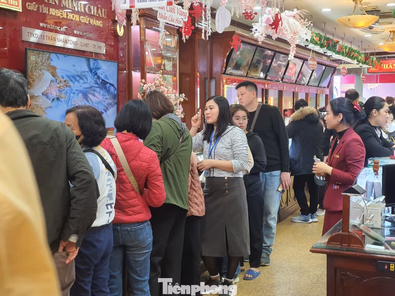 Giá vàng miếng, nhẫn giảm mạnh trước sự ngỡ ngàng của nhiều nhà đầu tư.