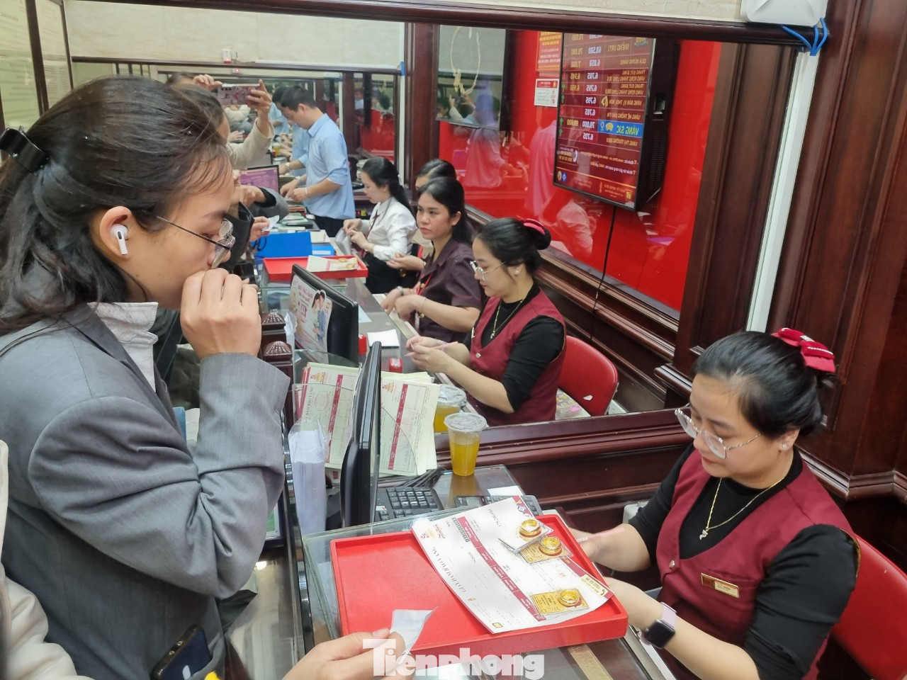 Khách chỉ được mua 3 lượng vàng nhẫn lấy ngay trong 1 ngày (ảnh: Ngọc Mai).