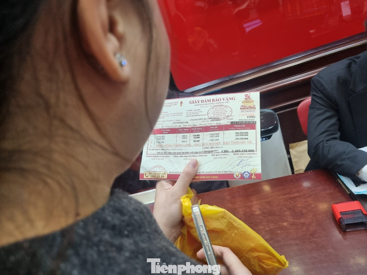 Nhiều nhà đầu tư mua vàng nhẫn lỗ nặng dù chỉ nhận được phiếu hẹn sau 1 tháng lấy vàng.