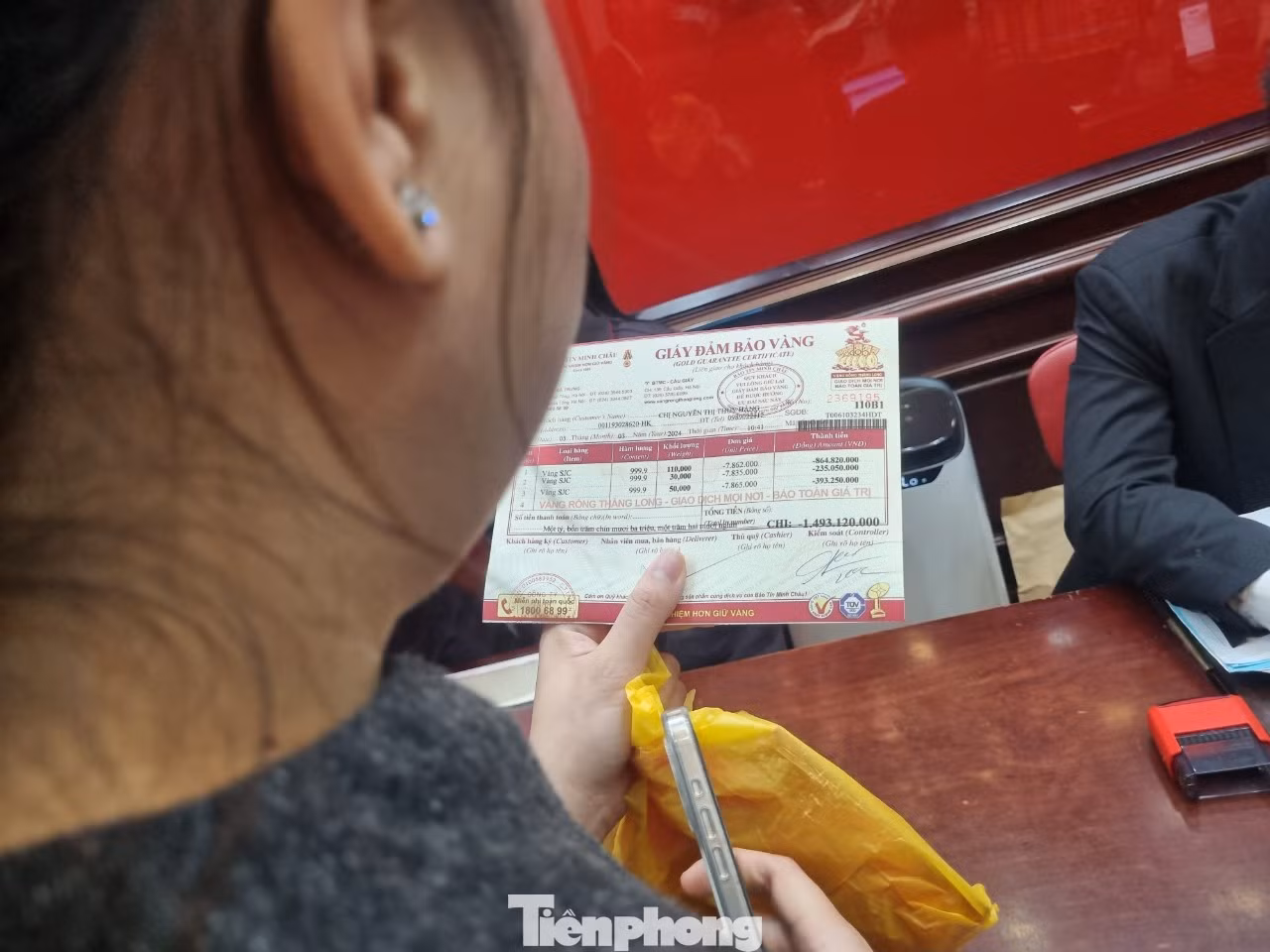 Nhiều nhà đầu tư mua vàng nhẫn lỗ nặng dù chỉ nhận được phiếu hẹn sau 1 tháng lấy vàng.