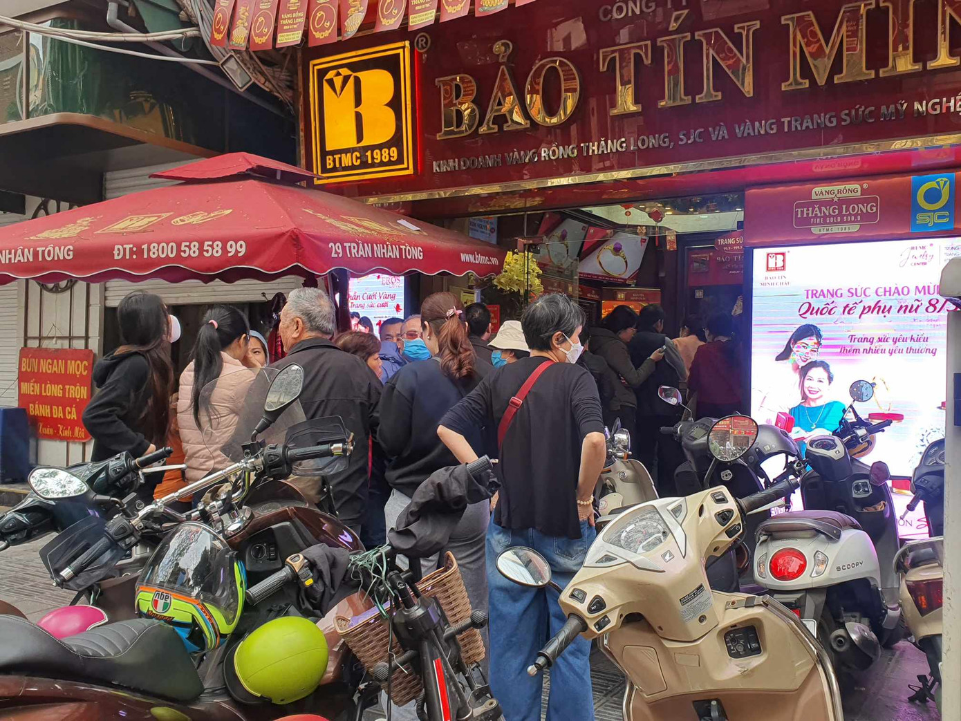 Người dân xếp hàng tràn ra ngoài vỉa hè tại một cửa hàng vàng trên phố Trần Nhân Tông (Hai Bà Trưng, Hà Nội). Người dân xếp hàng tràn ra ngoài vỉa hè tại một cửa hàng vàng trên phố Trần Nhân Tông (Hai Bà Trưng, Hà Nội).