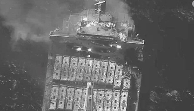 Bức ảnh chụp từ trên không do quân đội Mỹ công bố cho thấy, cầu tàu và hàng hóa trên tàu bốc cháy. Bức ảnh chụp từ trên không do quân đội Mỹ công bố cho thấy, cầu tàu và hàng hóa trên tàu bốc cháy.