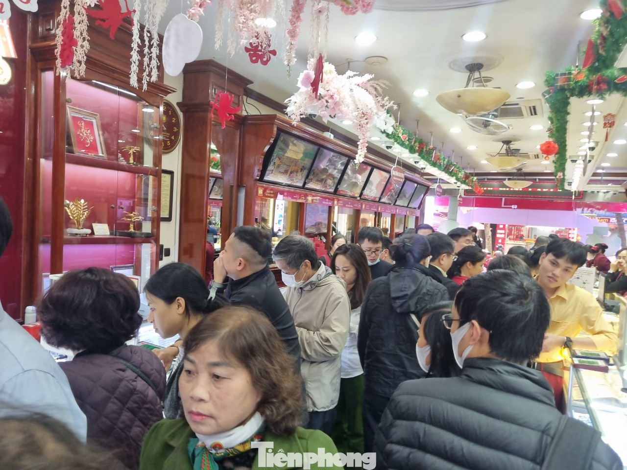 Khách chen nhau mua, bán vàng tại cửa hàng trên phố Trần Nhân Tông - Hà Nội (ảnh: Ngọc Mai). Khách chen nhau mua, bán vàng tại cửa hàng trên phố Trần Nhân Tông - Hà Nội (ảnh: Ngọc Mai).