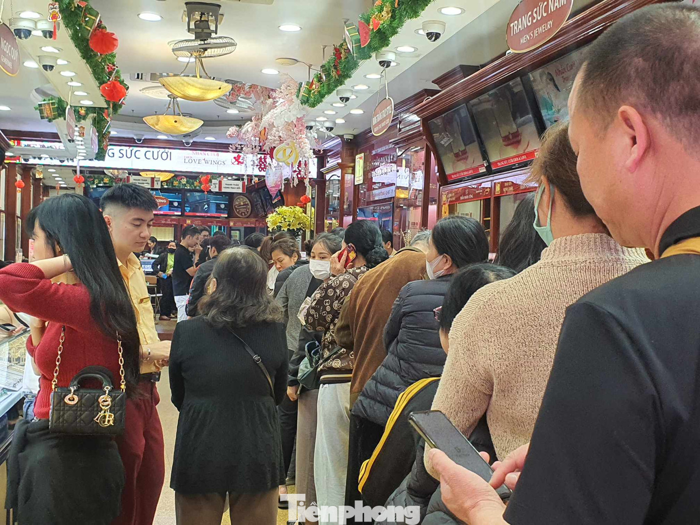 Đa số khách đến bán ra cả vàng miếng, vàng nhẫn. Đa số khách đến bán ra cả vàng miếng, vàng nhẫn.