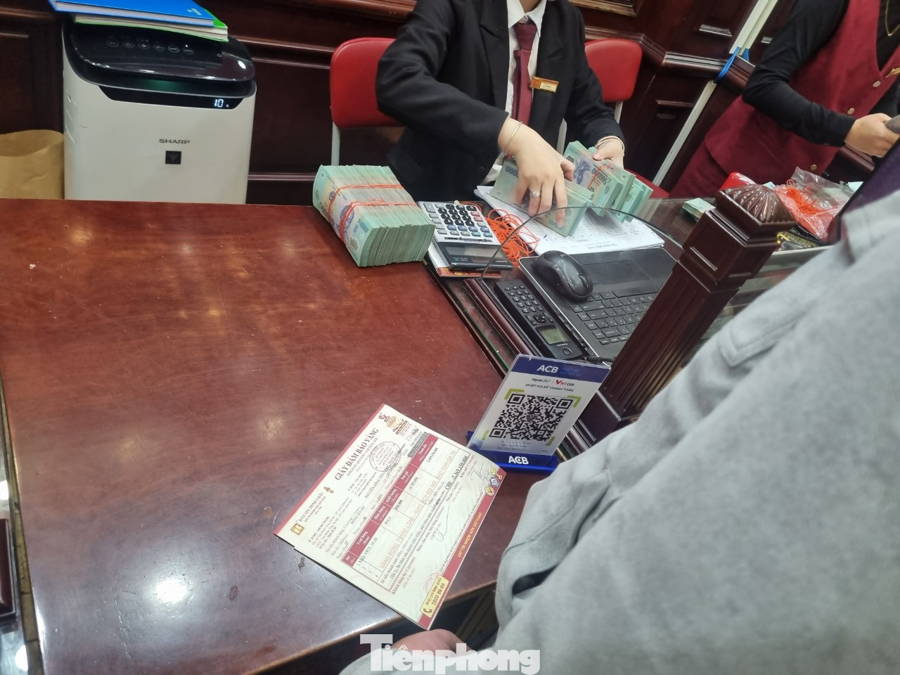 Khách chờ lấy hơn 2 tỷ đồng chốt lãi vàng nhẫn (ảnh: Ngọc Mai). Khách chờ lấy hơn 2 tỷ đồng chốt lãi vàng nhẫn (ảnh: Ngọc Mai).