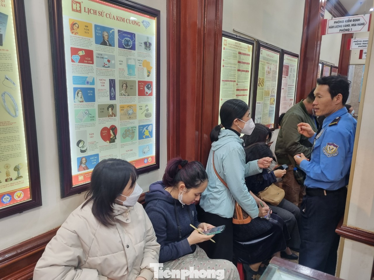 Khách được thông báo mua số lượng trên 4 cây vàng nhẫn chỉ nhận được giấy hẹn giao vàng sau ngày 2/4. Khách được thông báo mua số lượng trên 4 cây vàng nhẫn chỉ nhận được giấy hẹn giao vàng sau ngày 2/4.