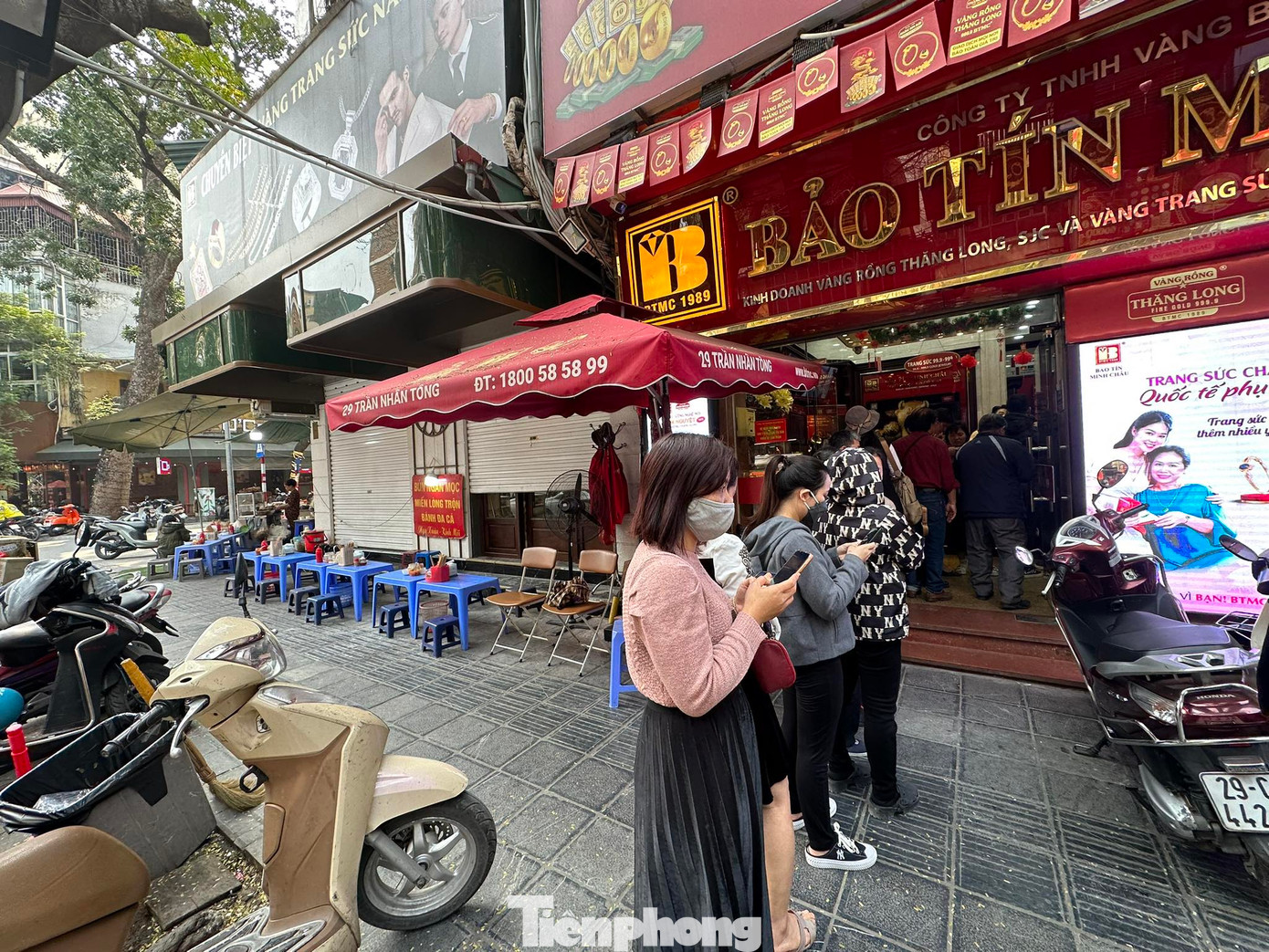 Chiều 12/3, khách vẫn xếp hàng chờ bán. Chiều 12/3, khách vẫn xếp hàng chờ bán.