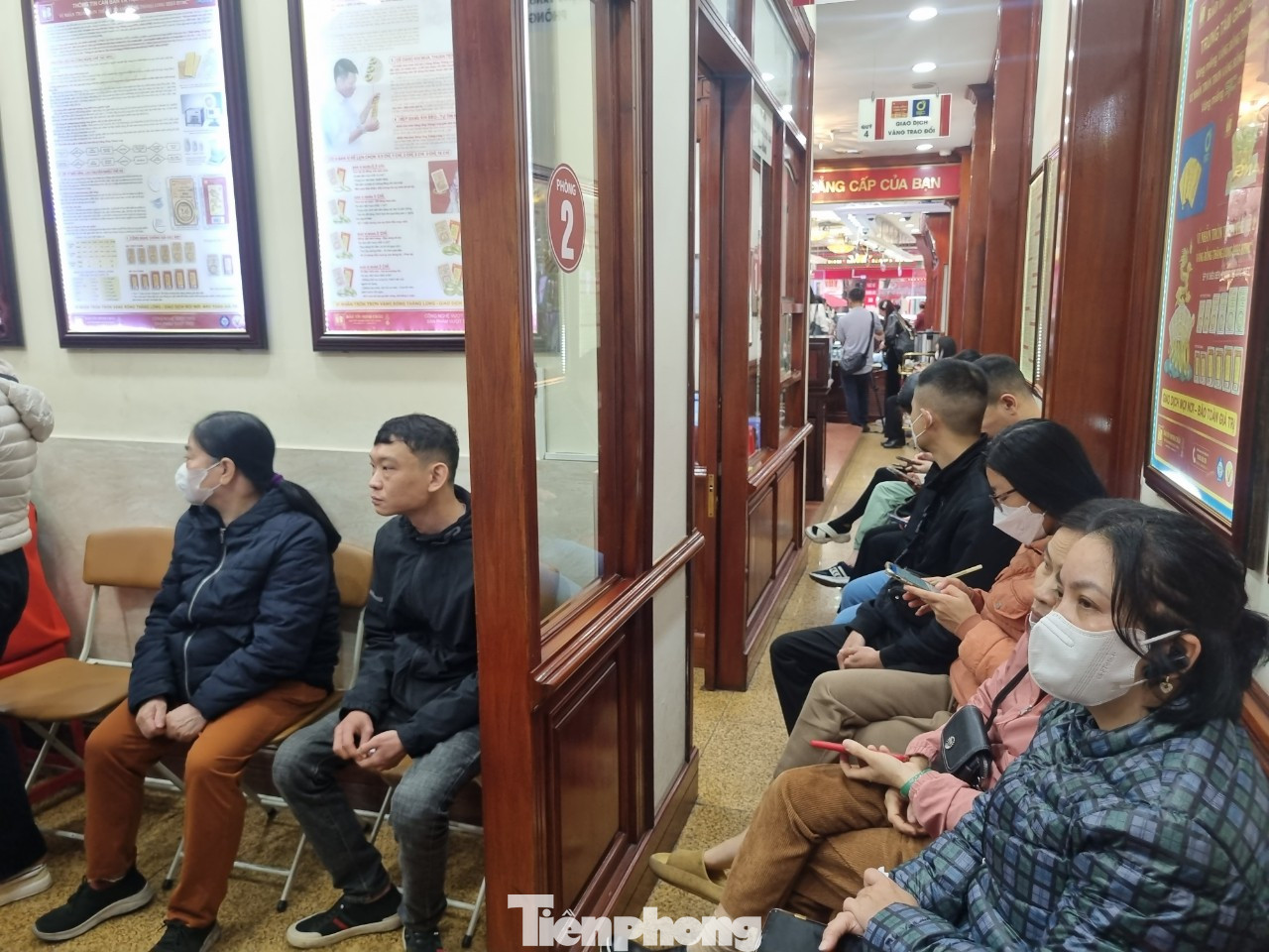 Khách ngồi chờ vào mua vàng sáng 14/3 (ảnh: Ngọc Mai).