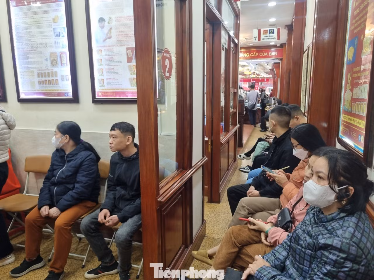 Khách ngồi chờ vào mua vàng sáng 14/3 (ảnh: Ngọc Mai).