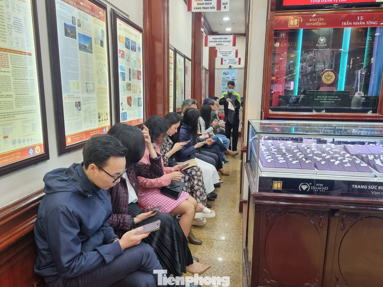 Nhiều khách hàng băn khoăn không biết nên mua hay bán thời điểm này (ảnh: Ngọc Mai). Nhiều khách hàng băn khoăn không biết nên mua hay bán thời điểm này (ảnh: Ngọc Mai).