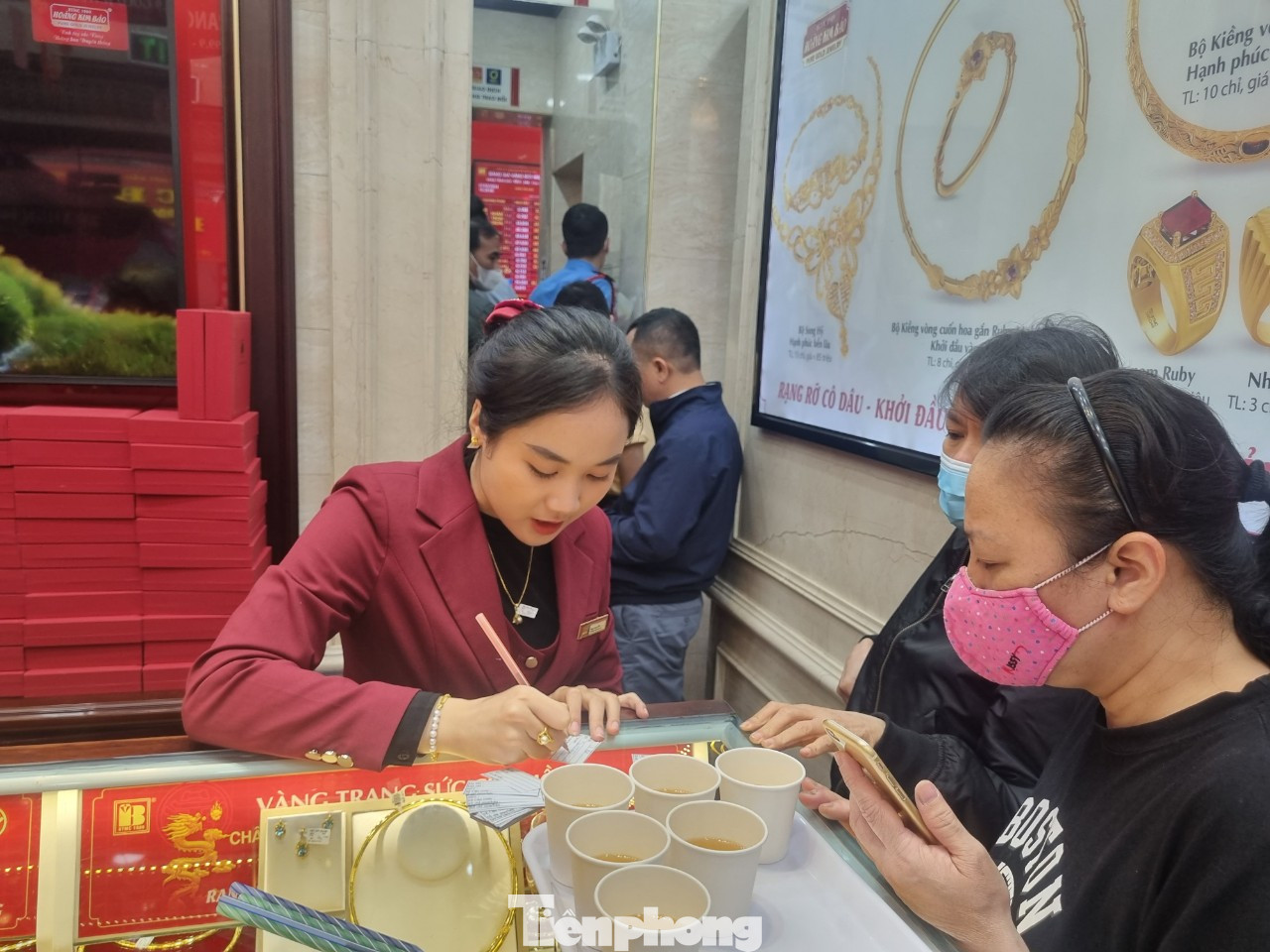 Nhiều người mua vàng chờ giá tiếp tục lên để "lướt sóng" (ảnh: Ngọc Mai). Nhiều người mua vàng chờ giá tiếp tục lên để "lướt sóng" (ảnh: Ngọc Mai).