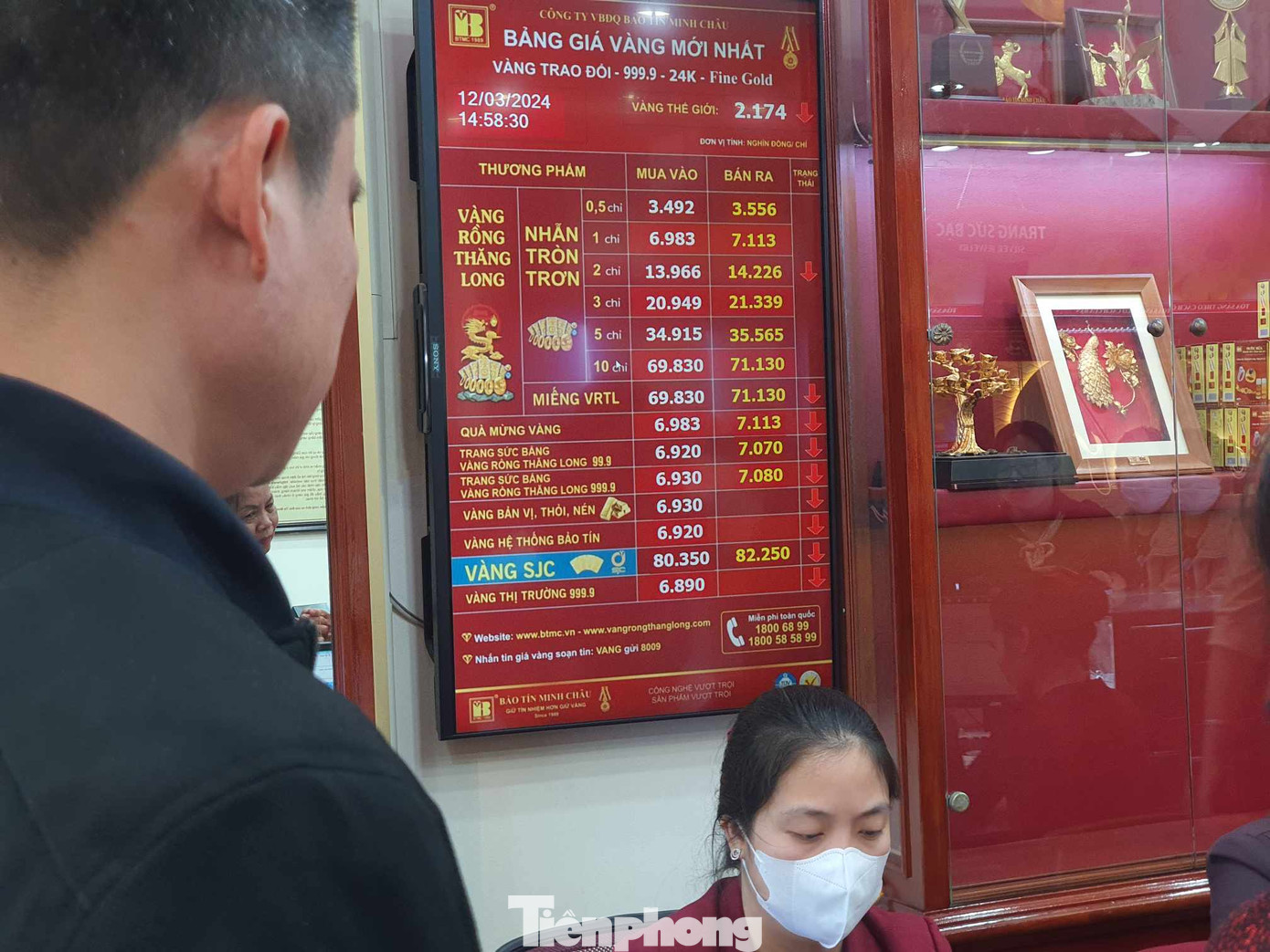 Lực bán ra mạnh, phiên giao dịch chiều 12/3, bảng giá doanh nghiệp vàng điều chỉnh giảm giá vàng. Lực bán ra mạnh, phiên giao dịch chiều 12/3, bảng giá doanh nghiệp vàng điều chỉnh giảm giá vàng.