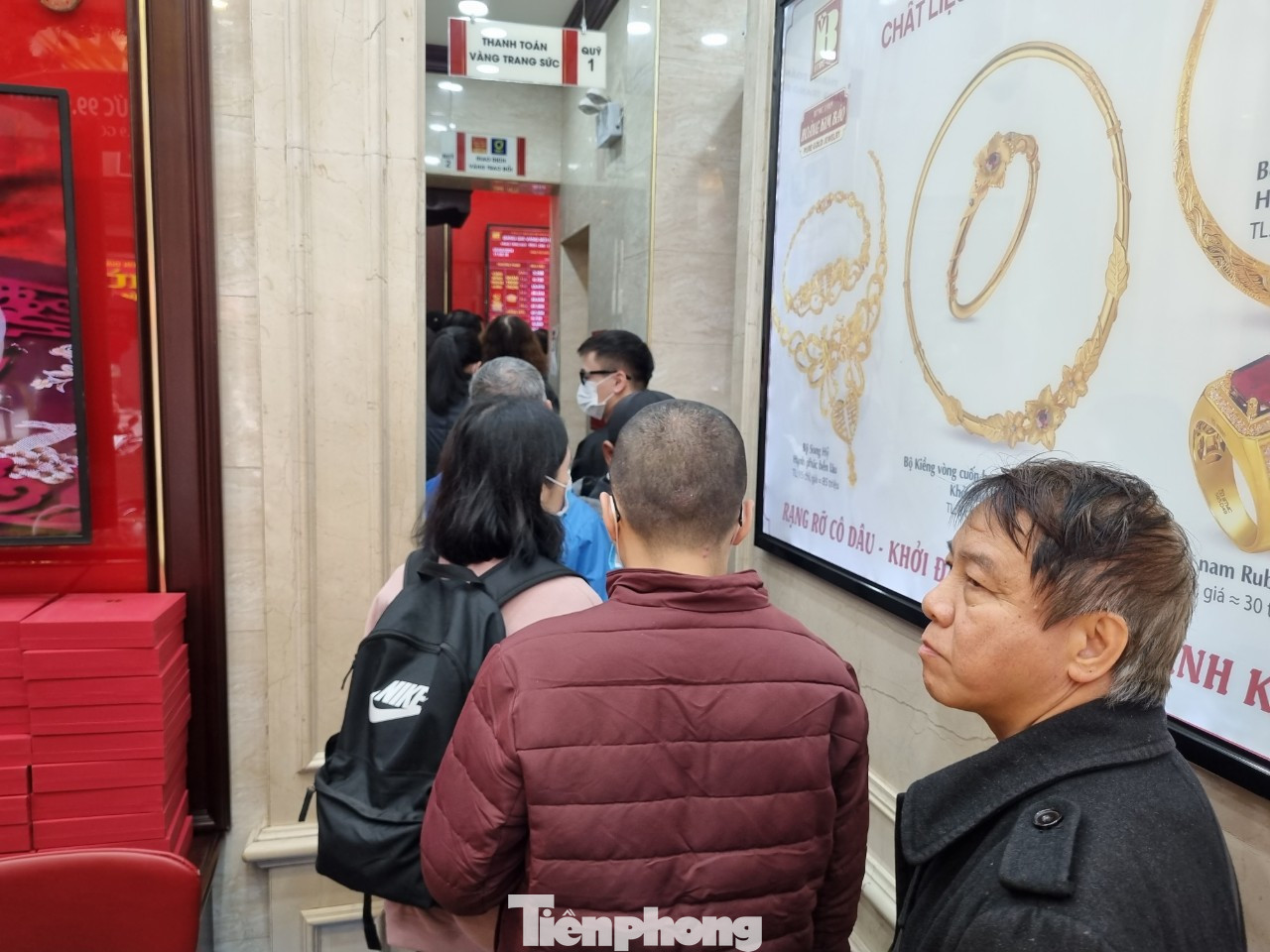 Khách xếp hàng chờ mua vàng sáng 5/3 (ảnh: N.M).